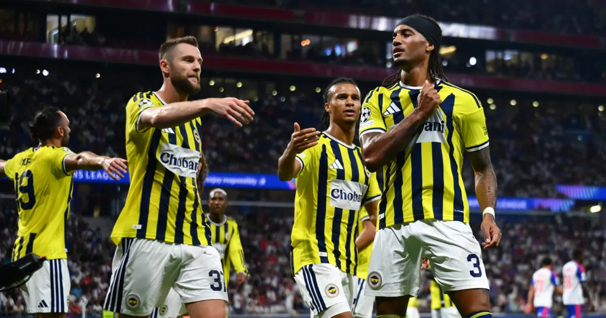 Ảnh minh họa trận Lyon gặp Fenerbahçe ở lượt về play-off Champions League, Archie Brown ăn mừng bàn thắng