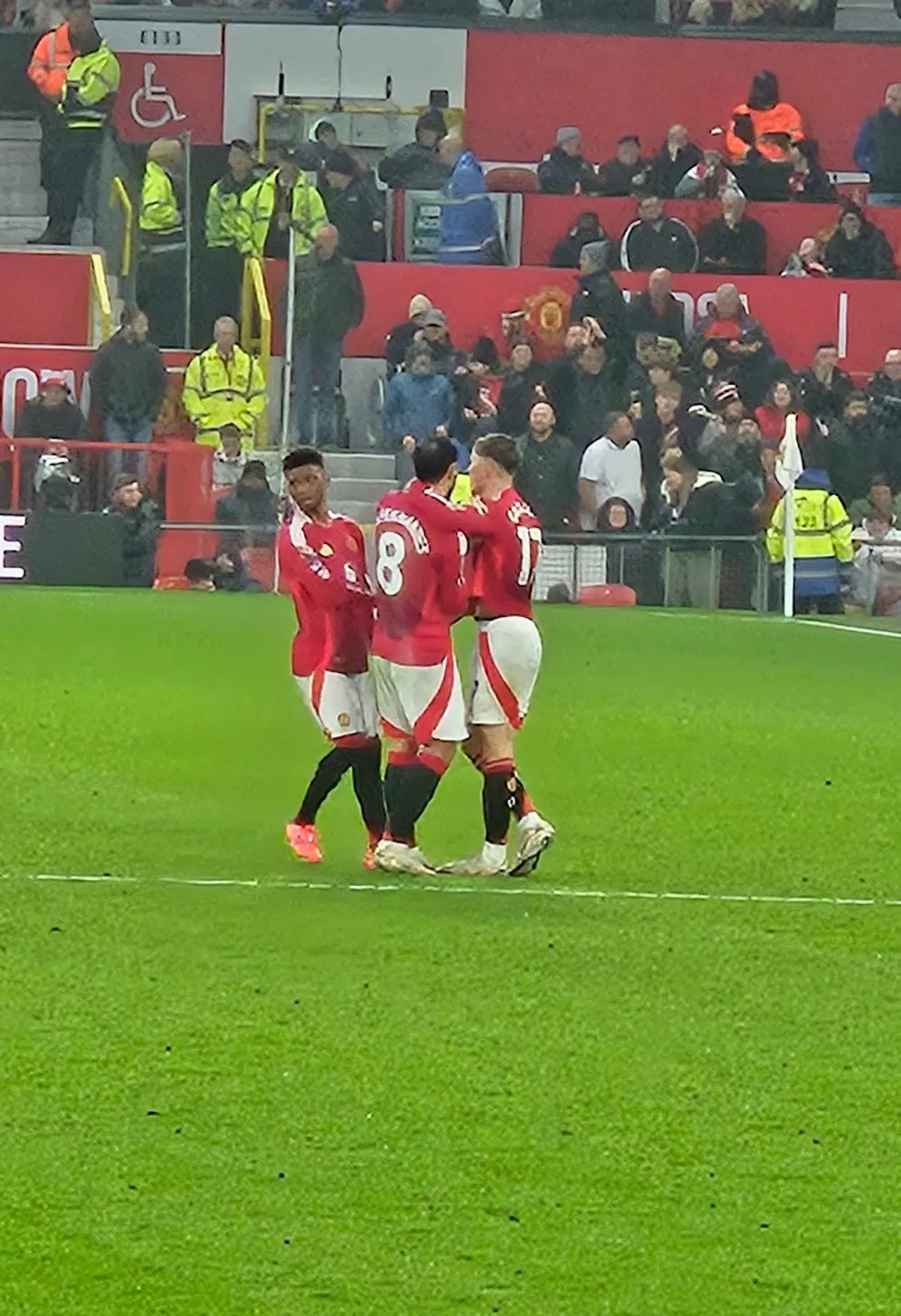 Các cầu thủ Manchester United mặc áo đỏ trên sân Old Trafford