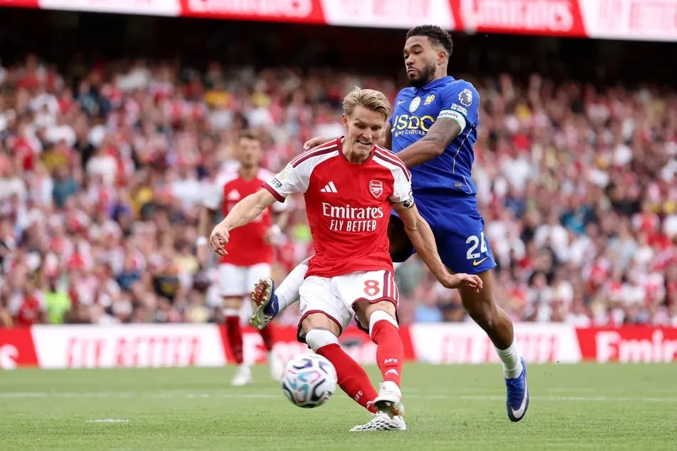 Martin Ødegaard của Arsenal ăn mừng sau khi ghi bàn nâng tỷ số lên 2-1 trước Chelsea