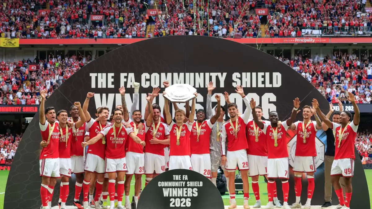 Các cầu thủ Arsenal nâng cúp FA Community Shield 2026 trong lễ đăng quang tại Cardiff