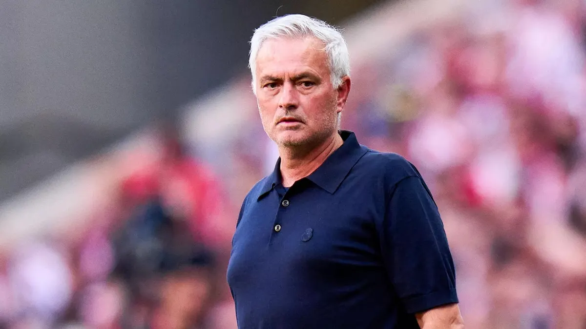 HLV José Mourinho của Real Madrid trong trận derby gặp Atlético Madrid tại Metropolitano