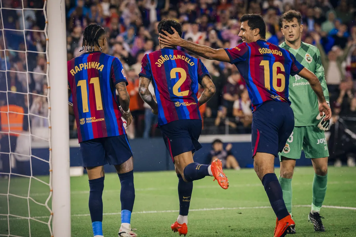 Các cầu thủ Barcelona ăn mừng bàn thắng trong trận gặp Racing Santander trên sân Camp Nou