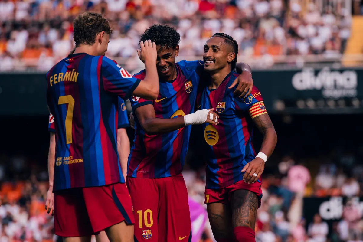 Các cầu thủ Barcelona trong trận thắng 5-0 trước Valencia tại sân Mestalla