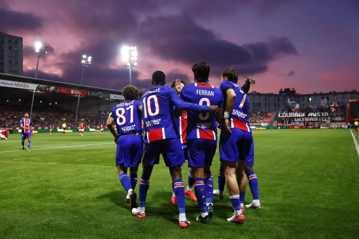 Các cầu thủ PSG ăn mừng chiến thắng 1-0 trước Brest tại Ligue 1