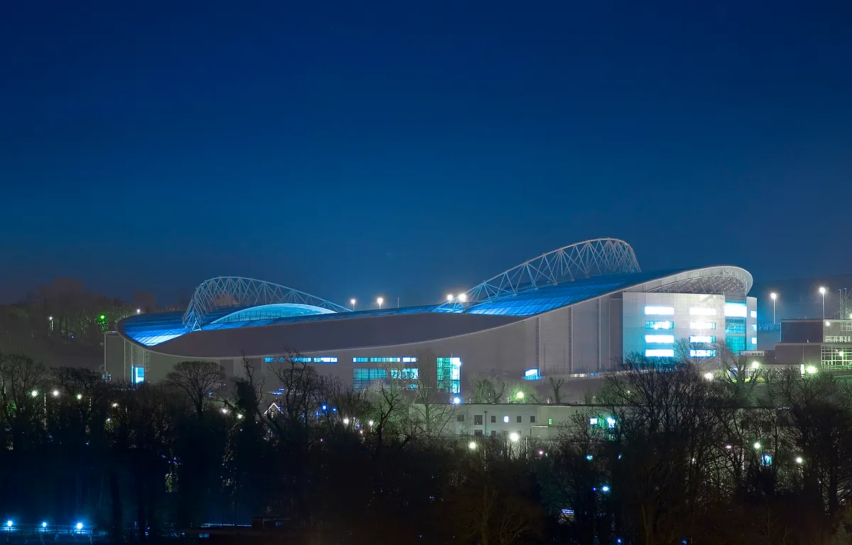 Sân vận động Amex của Brighton trong đêm, nơi diễn ra trận Brighton thắng Arsenal 3-0