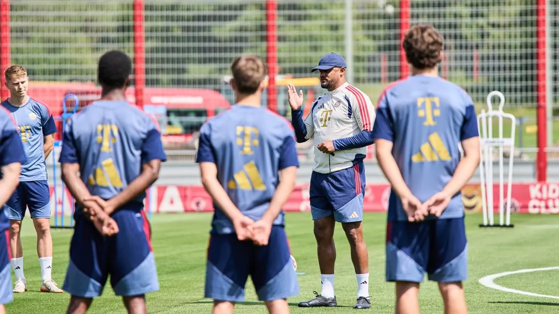 Vincent Kompany trong hình ảnh Bundesliga về giai đoạn chuẩn bị trước mùa 2026/27