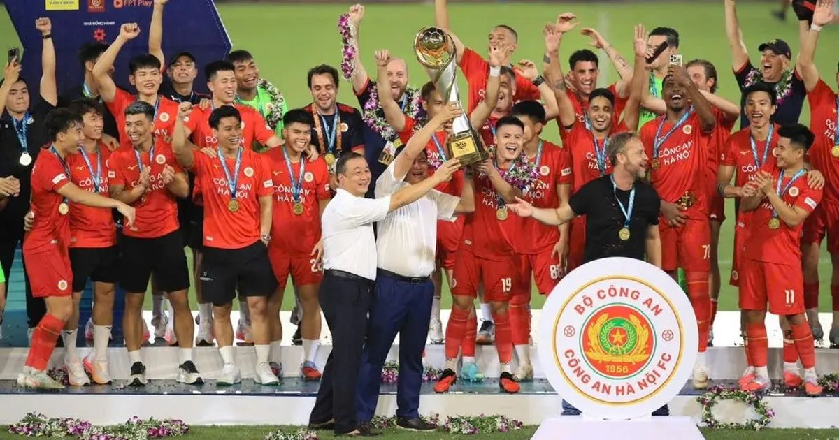 Ảnh từ VietnamPlus về trận Siêu Cúp Quốc gia 2025/26 giữa CAHN và CA TPHCM trên sân Hàng Đẫy
