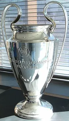 Cúp UEFA Champions League được trưng bày trong khung chụp hẹp