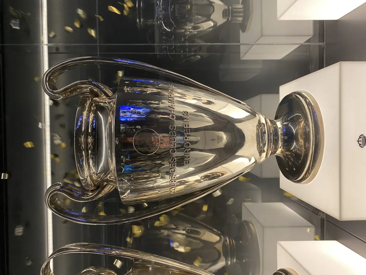 Cúp UEFA Champions League được trưng bày, dùng làm ảnh minh họa cho lịch bốc thăm vòng loại