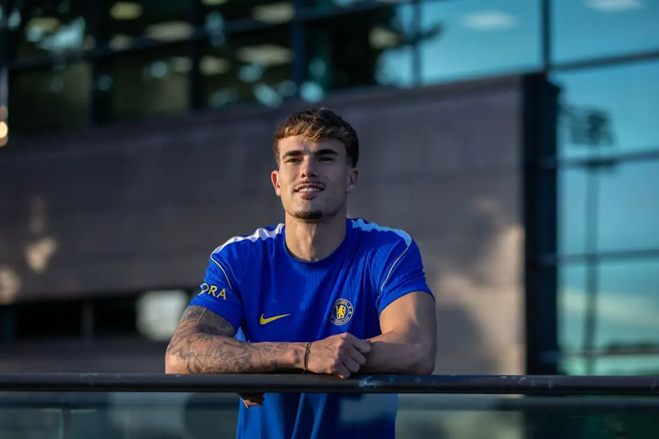 Pep Chavarria trong trang phục Chelsea trong ngày ra mắt tại Cobham