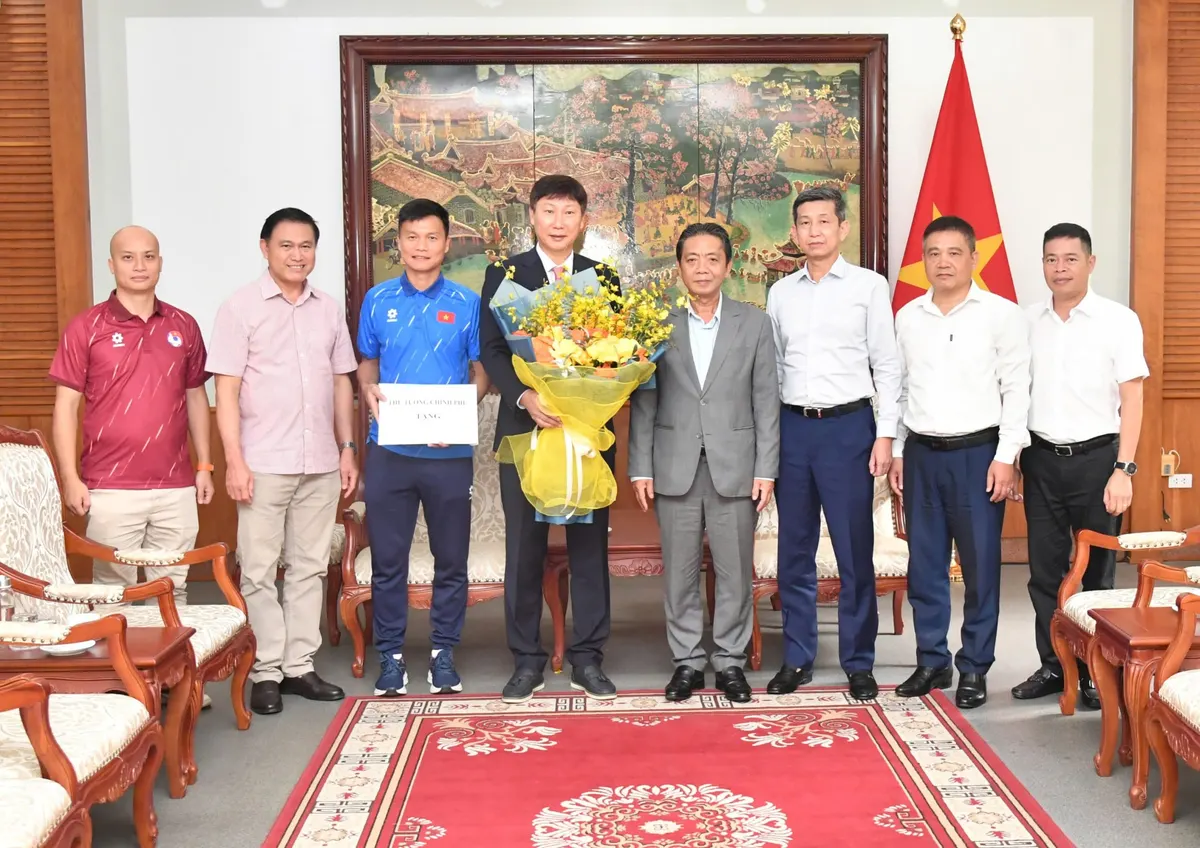 Ảnh từ VFF về lễ trao thưởng của Chính phủ cho ĐT Việt Nam tại Bộ Văn hóa, Thể thao và Du lịch