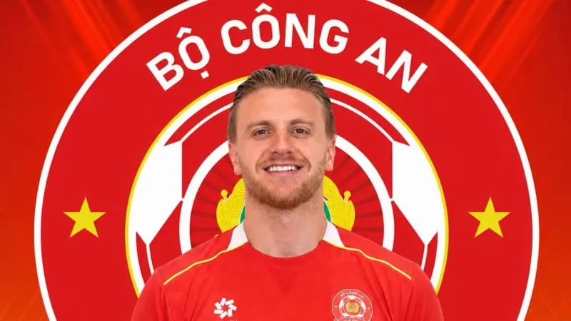 Jason Cummings trong màu áo CLB Công an TP.HCM khi được công bố
