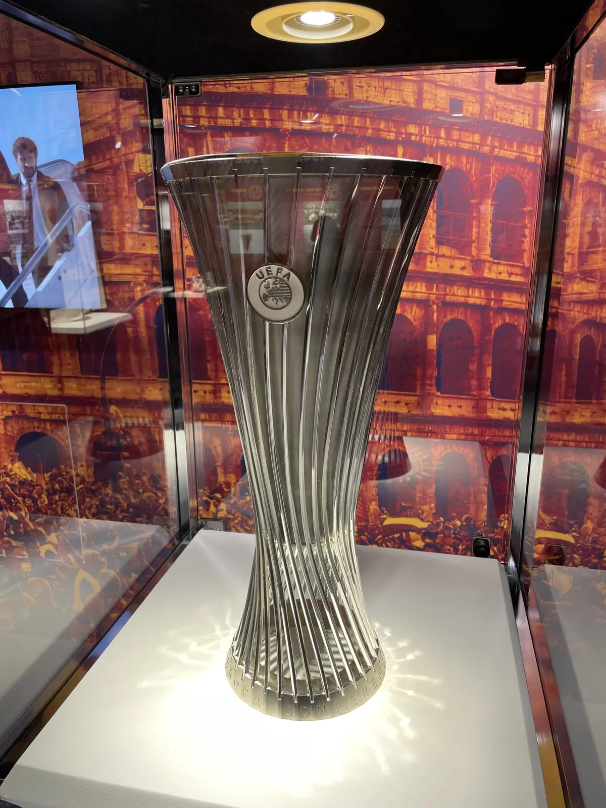 Chiếc cúp UEFA Europa Conference League được trưng bày trong một không gian sự kiện