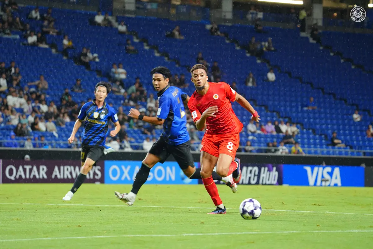 Cầu thủ Công an Hà Nội tranh bóng với cầu thủ Gamba Osaka ở AFC Champions League Elite