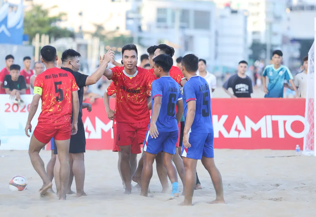 Cầu thủ Đà Nẵng và Tây Ninh trong trận bóng đá bãi biển tại Quy Nhơn