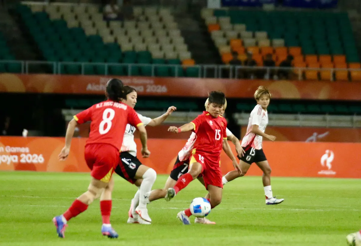 Các cầu thủ đội tuyển nữ Việt Nam tranh bóng với cầu thủ Nhật Bản ở ASIAD 2026