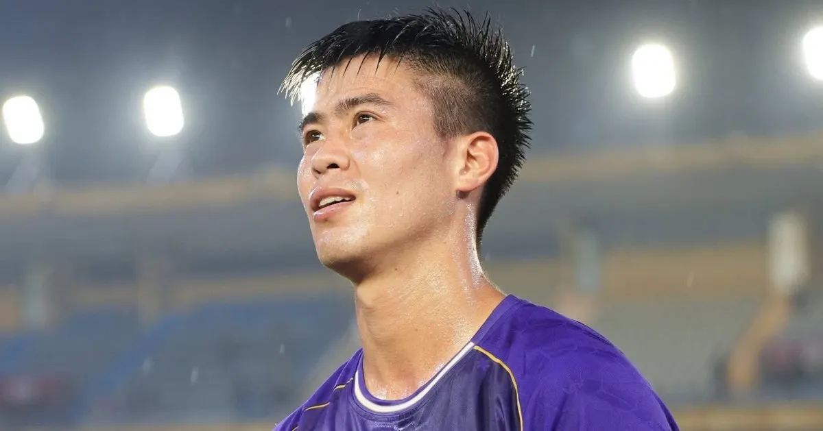 Đỗ Duy Mạnh nằm trên giường bệnh sau ca phẫu thuật sụn chêm tại Mỹ, theo hình ảnh anh chia sẻ trên trang cá nhân