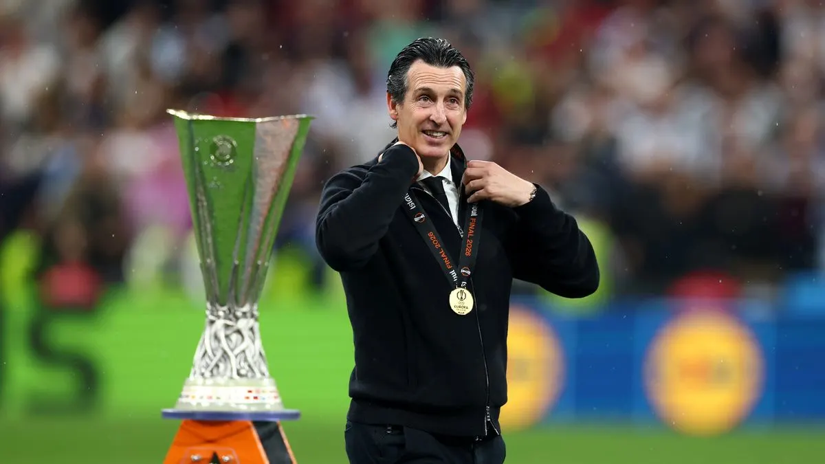 HLV Unai Emery bên chiếc cúp Europa League sau trận chung kết tháng 5