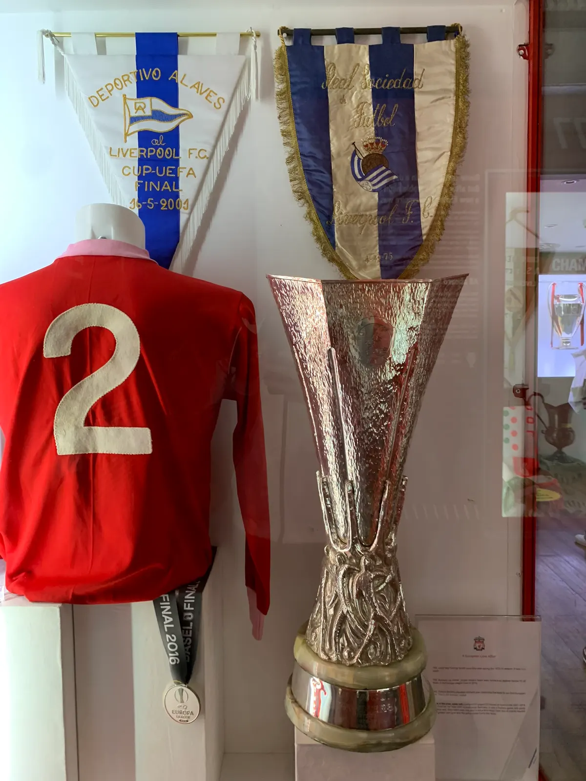 Cúp UEFA Europa League được trưng bày, dùng làm ảnh minh họa cho lịch bốc thăm vòng loại