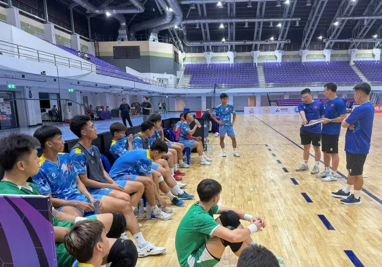 Đội tuyển futsal Việt Nam tập luyện tại Thái Lan