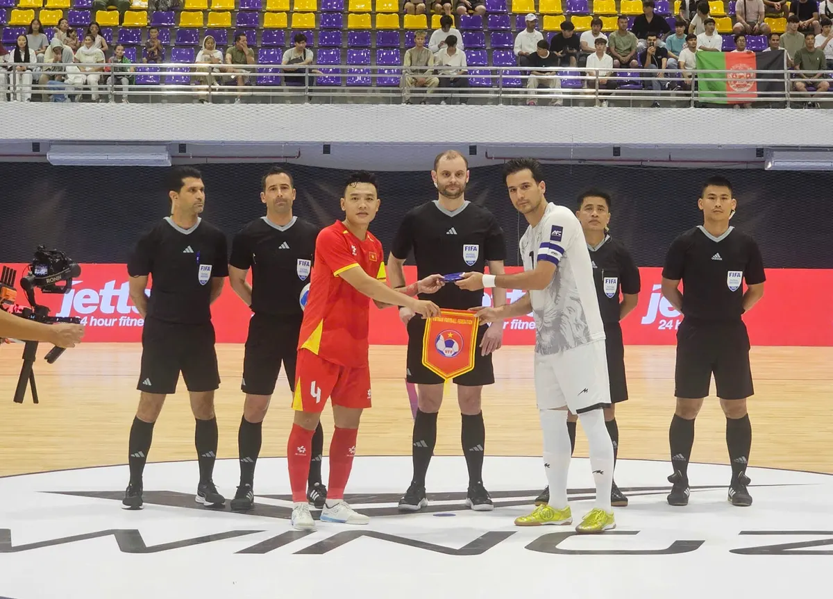 Cầu thủ đội tuyển futsal Việt Nam thi đấu trong trận gặp Afghanistan tại Thái Lan