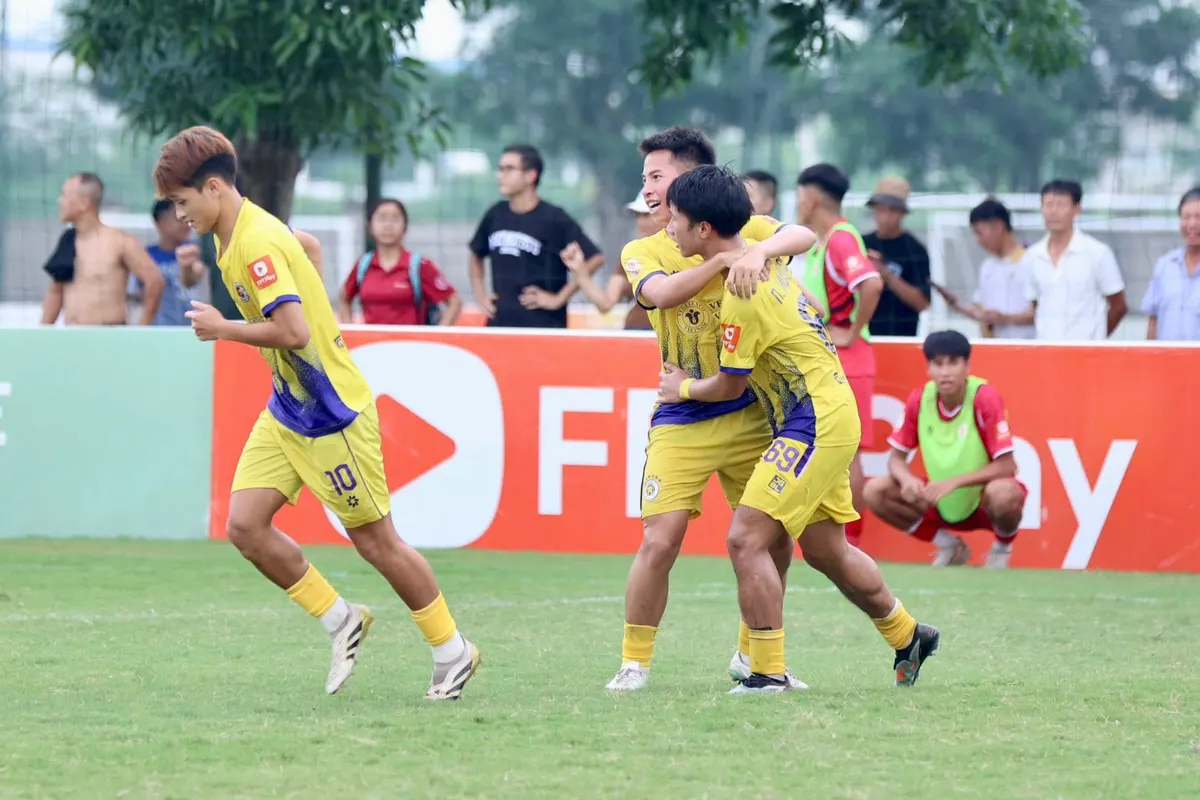 Cầu thủ U21 tranh bóng tại VCK U21 Quốc gia 2026 - Cúp FPT Play