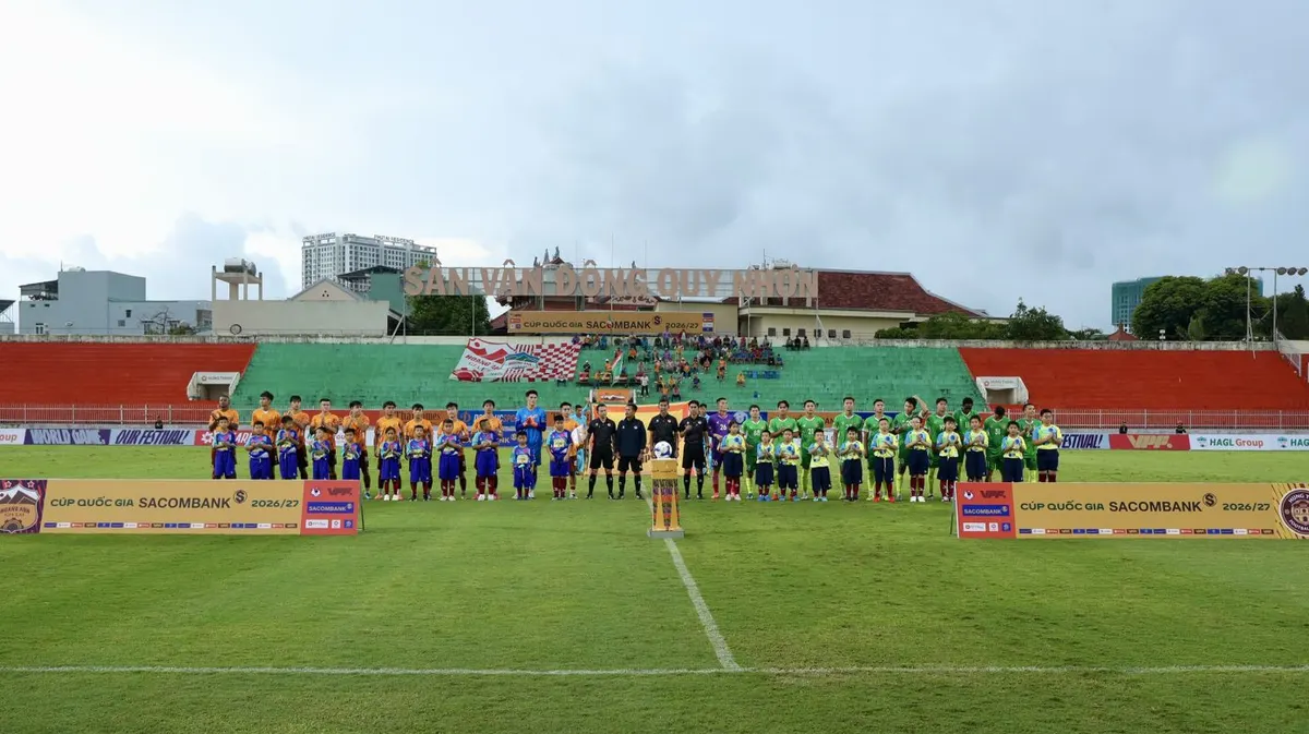 Hai đội Hoàng Anh Gia Lai và Hưng Yên làm lễ trước trận vòng loại Cúp Quốc gia 2026/27 trên sân Quy Nhơn
