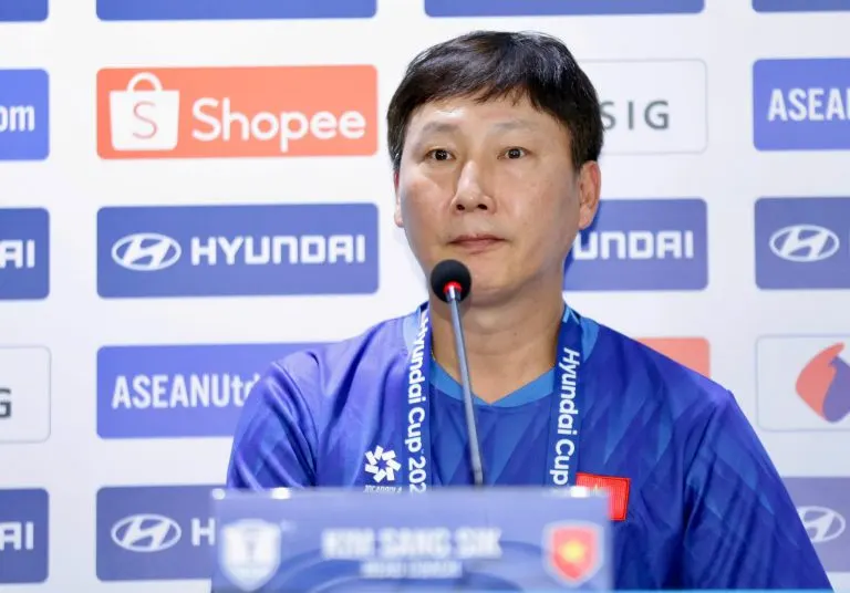 Ảnh minh họa từ VFF về buổi họp báo của HLV Kim Sang Sik trước chung kết ASEAN Cup 2026