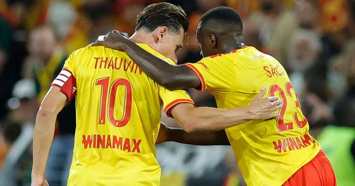 Florian Thauvin (số 10) ăn mừng bàn thắng mở tỷ số cho Lens trong trận gặp PSG
