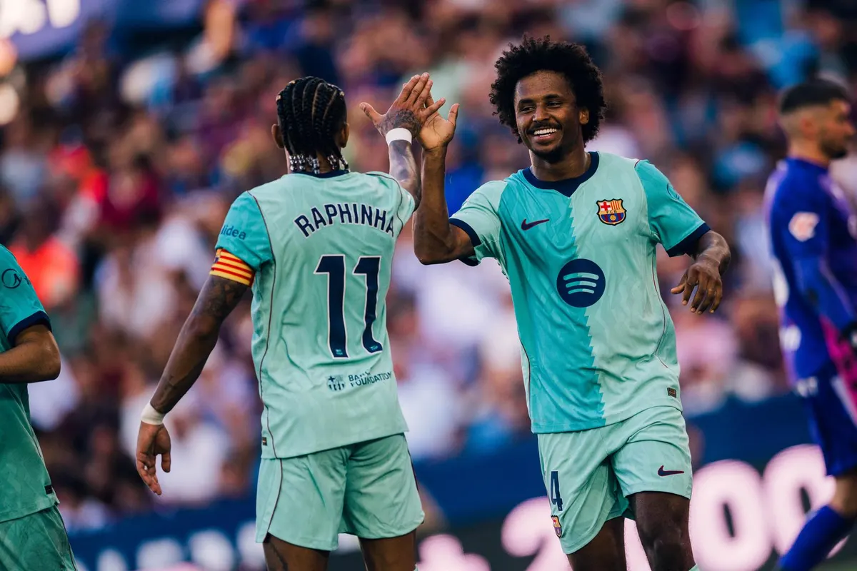 Các cầu thủ Barcelona ăn mừng bàn thắng trong trận gặp Levante tại Ciutat de València