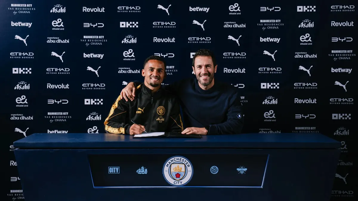 Ảnh từ Man City về lễ ra mắt Iliman Ndiaye