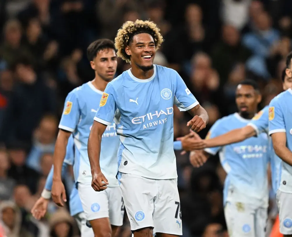 Cầu thủ trẻ Man City ăn mừng bàn thắng trong trận gặp Norwich ở vòng ba Carabao Cup