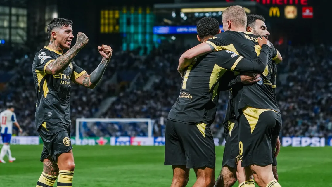 Các cầu thủ Manchester City ăn mừng bàn thắng trong trận thắng Porto ở Champions League