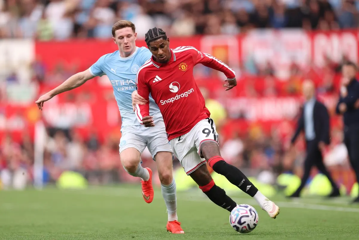 Cầu thủ Man Utd và Man City trong trận derby Manchester trên sân Old Trafford