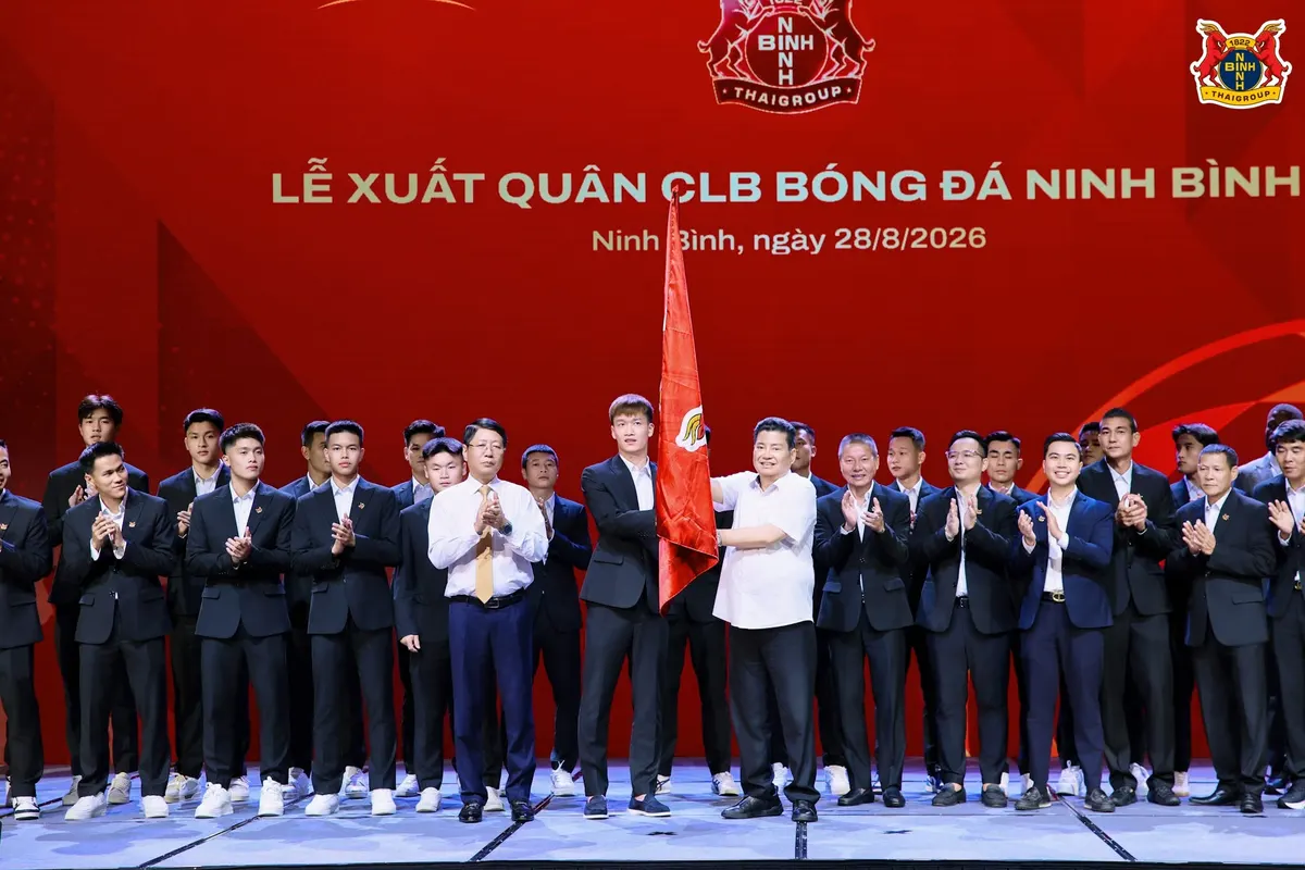 Đội trưởng Hoàng Đức nhận cờ xuất quân của CLB Ninh Bình mùa giải 2026/27