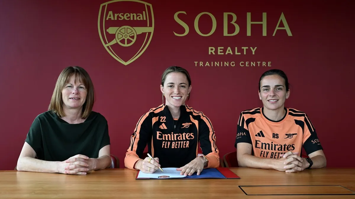 Ona Batlle trong ngày ký hợp đồng với Arsenal