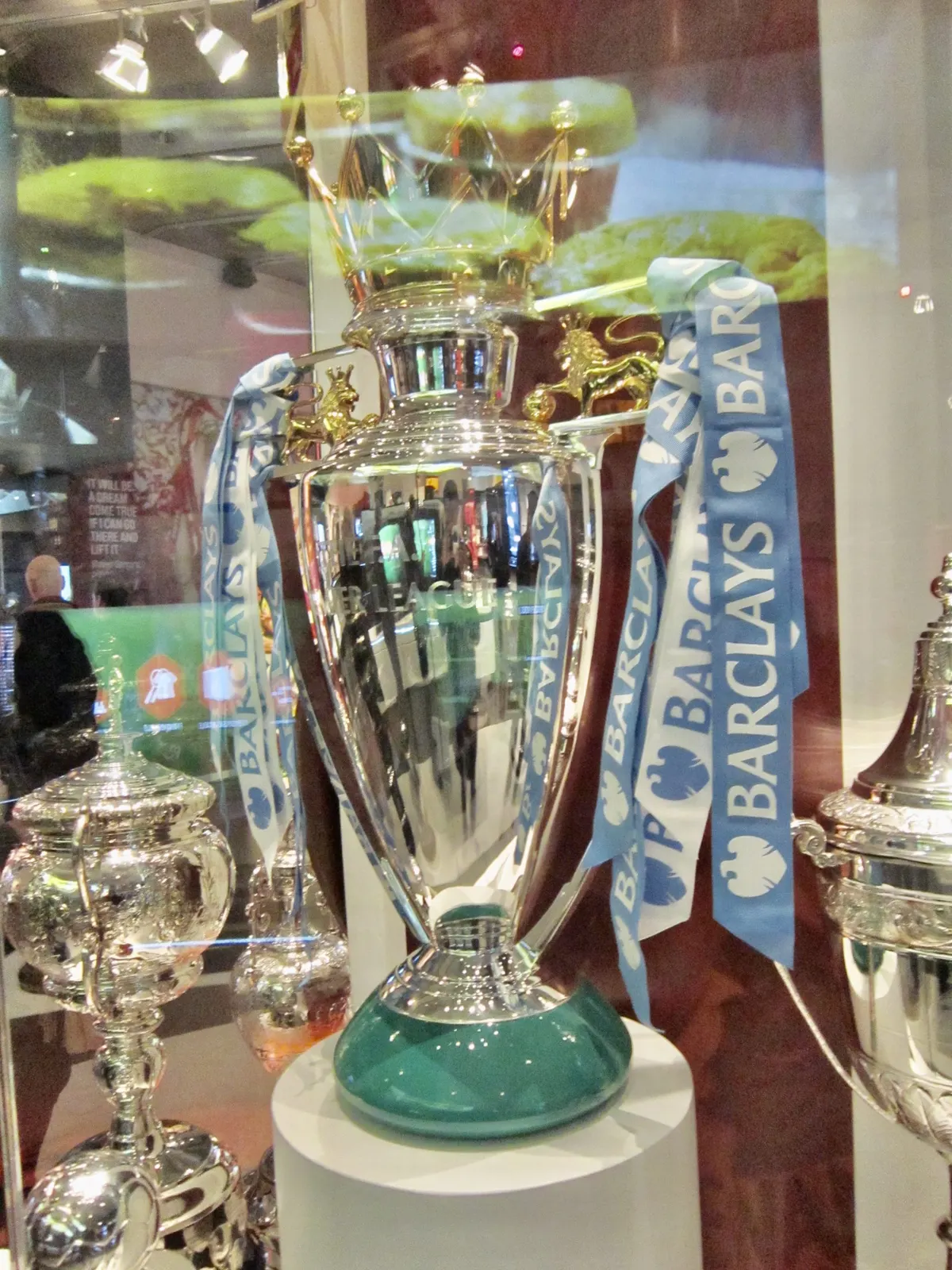 Cúp Premier League trưng bày tại Bảo tàng Bóng đá Quốc gia ở Manchester