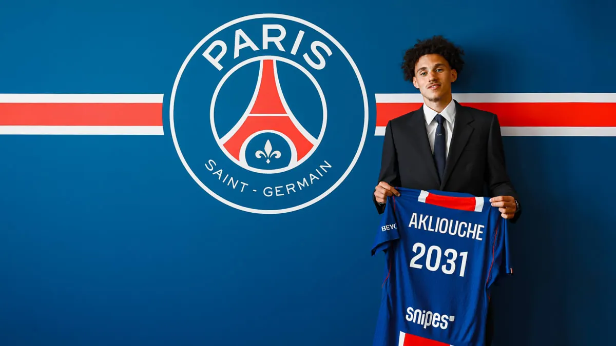 Maghnes Akliouche trong màu áo PSG sau khi ký hợp đồng