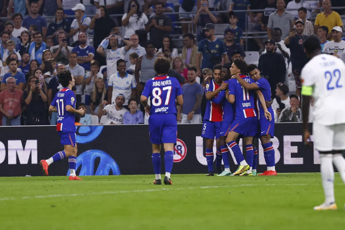 Các cầu thủ PSG ăn mừng chiến thắng 2-1 trước Marseille tại sân Vélodrome