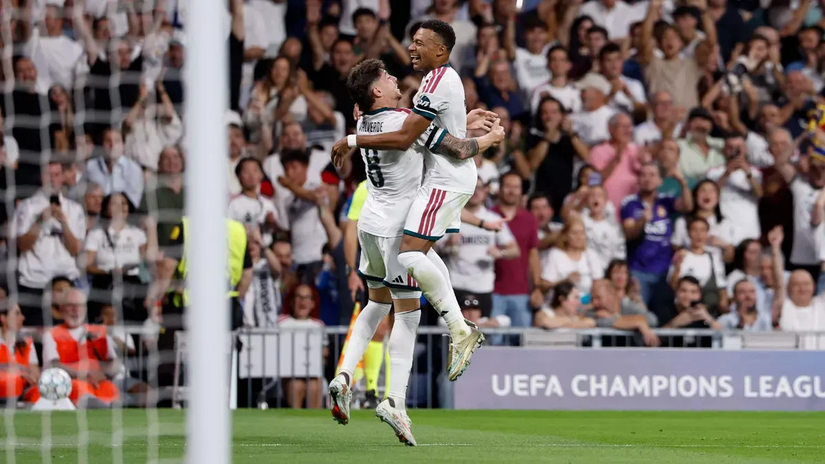 Các cầu thủ Real Madrid ăn mừng chiến thắng trước Inter tại Bernabéu ở trận mở màn Champions League