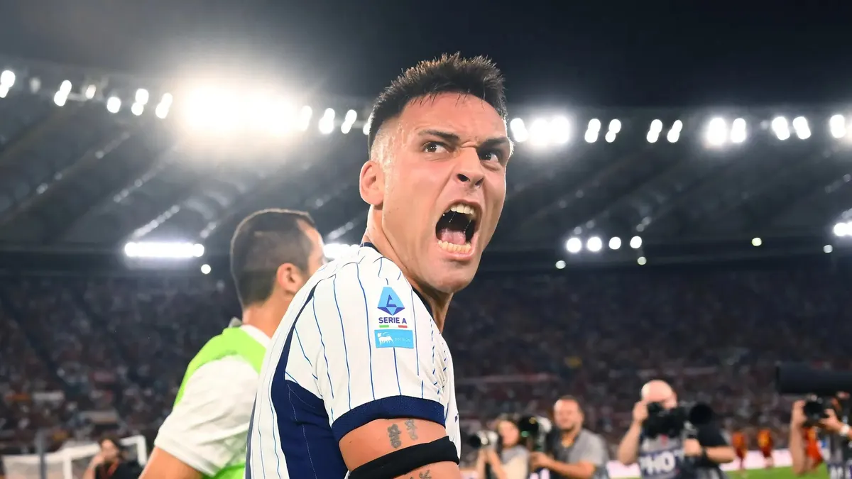 Lautaro Martinez ăn mừng sau khi ghi bàn cho Inter trong trận hòa Roma 2-2 tại Olimpico