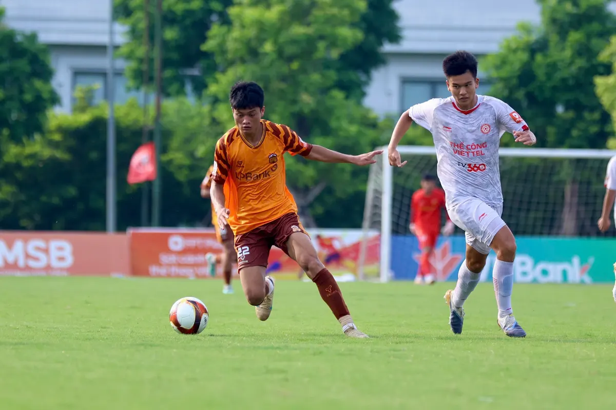 Cầu thủ U21 tranh bóng trong trận đấu tại vòng chung kết U21 Quốc gia 2026