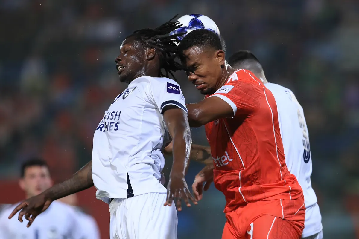 Cầu thủ Thể Công Viettel tranh bóng với cầu thủ Melbourne Victory ở trận ra quân AFC Champions League Two 2026/27
