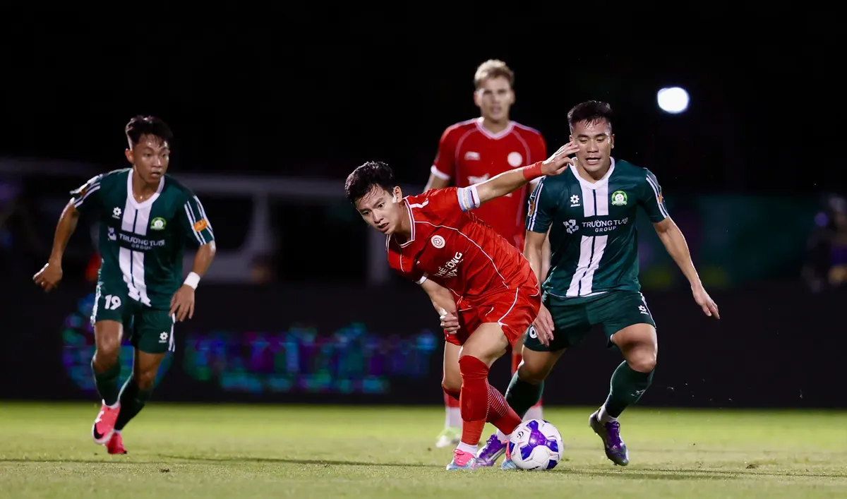 Các cầu thủ tranh bóng trong trận TP.Đồng Nai gặp Thể Công Viettel ở vòng 1 LPBank V.League 1 2026/27
