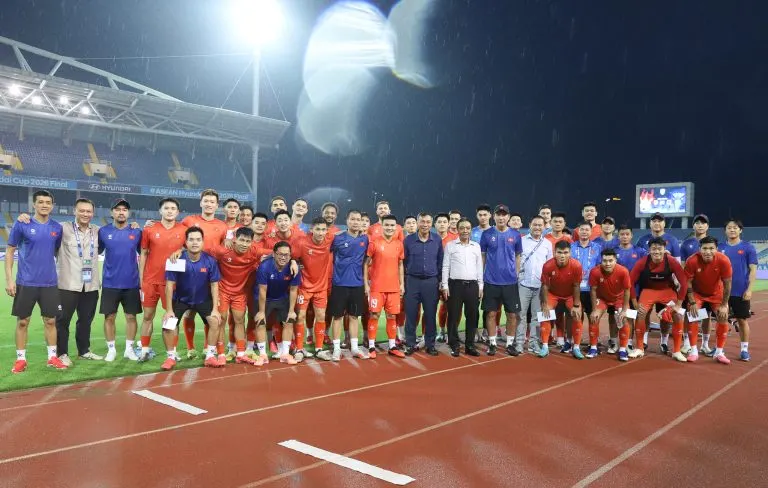 Ảnh minh họa từ VFF về buổi gặp gỡ, động viên ĐT Việt Nam trước trận chung kết lượt về