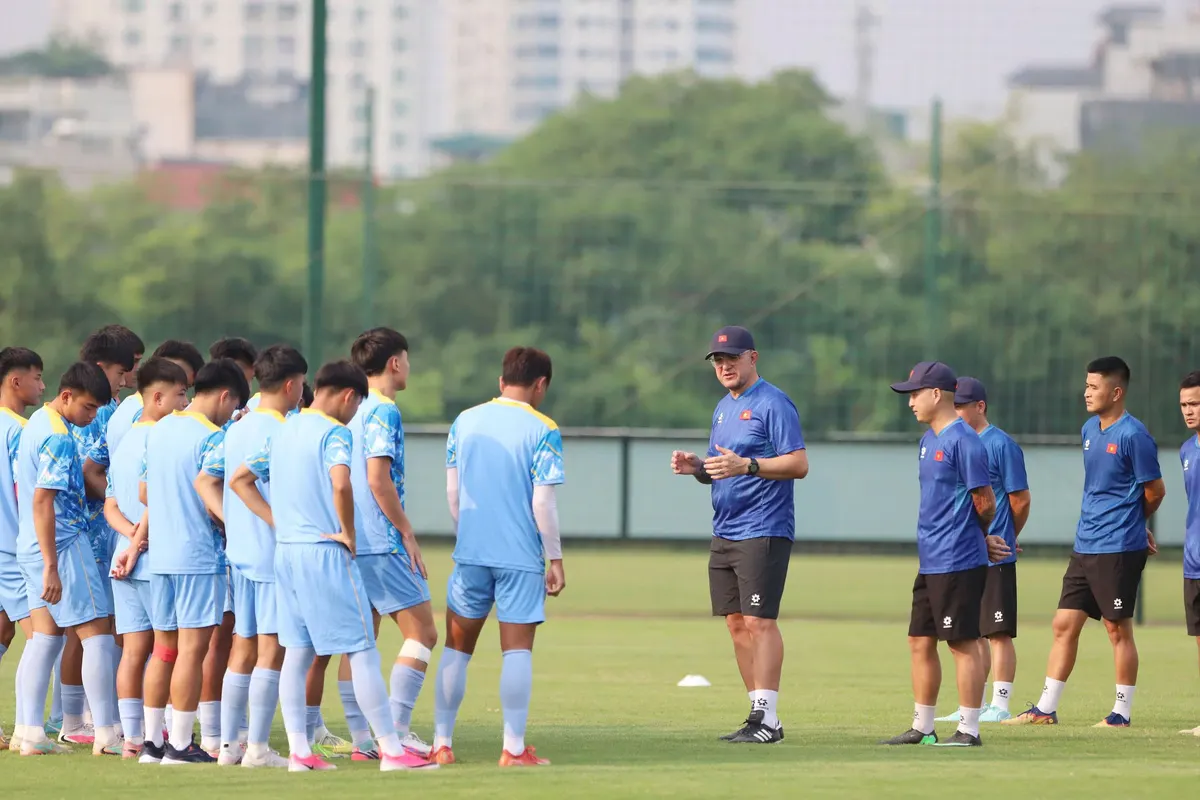 HLV Cristiano Roland trao đổi với các cầu thủ U17 Việt Nam trong buổi tập chuẩn bị cho VCK U17 World Cup 2026
