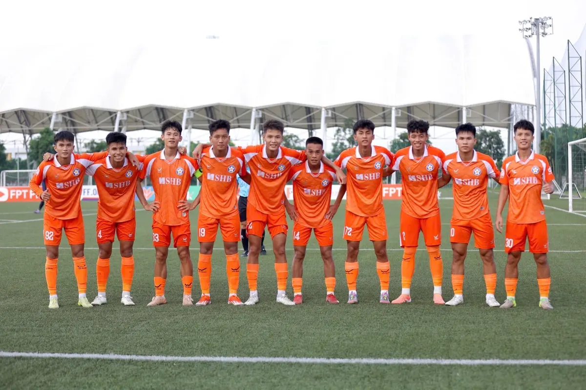 Cầu thủ U21 tranh bóng trong trận đấu tại VCK U21 Quốc gia 2026
