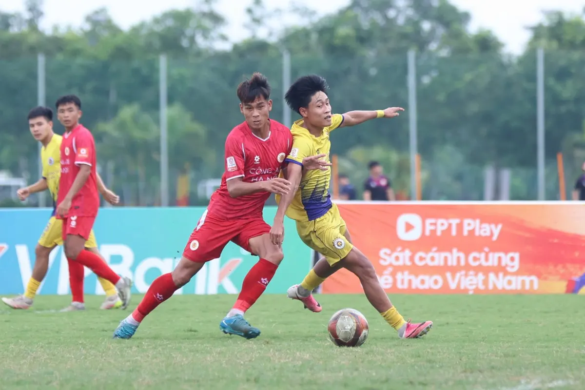 Cầu thủ U21 tranh bóng trong trận tứ kết VCK U21 Quốc gia 2026