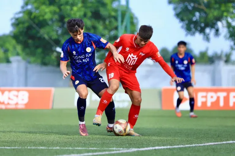Pha tranh bóng tại Vòng chung kết U21 Quốc gia - Cúp FPT Play 2026