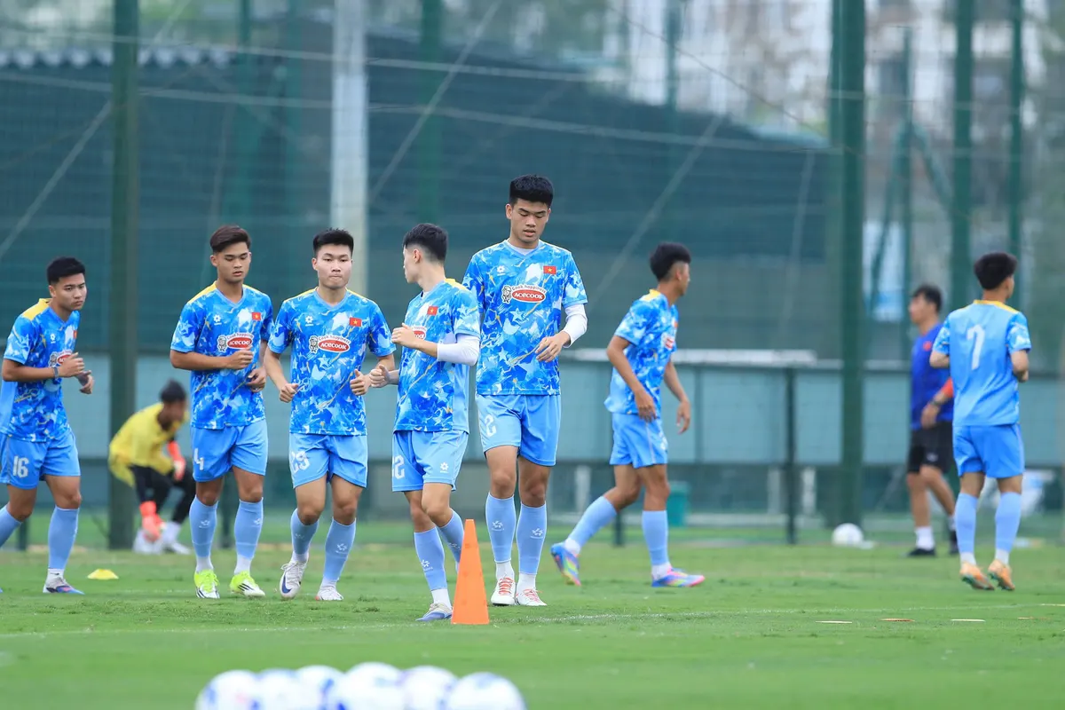 Các cầu thủ U23 Việt Nam di chuyển trên sân trong một buổi tập